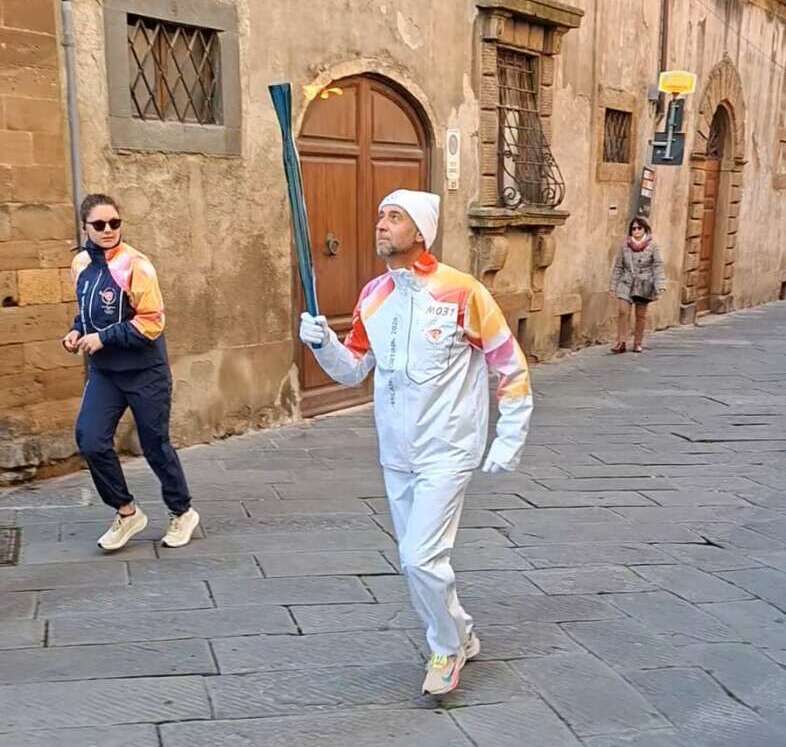 Federico Caleri, tedoforo di Poppi, dona la divisa