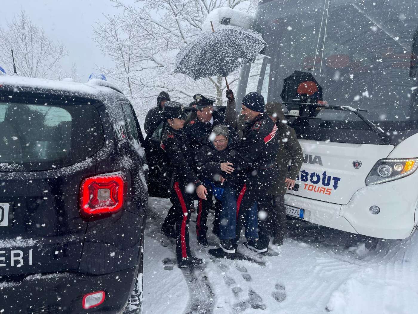 Autobus bloccato dalla neve, messi in salvo 58 pellegrini nella bufera. La situazione maltempo