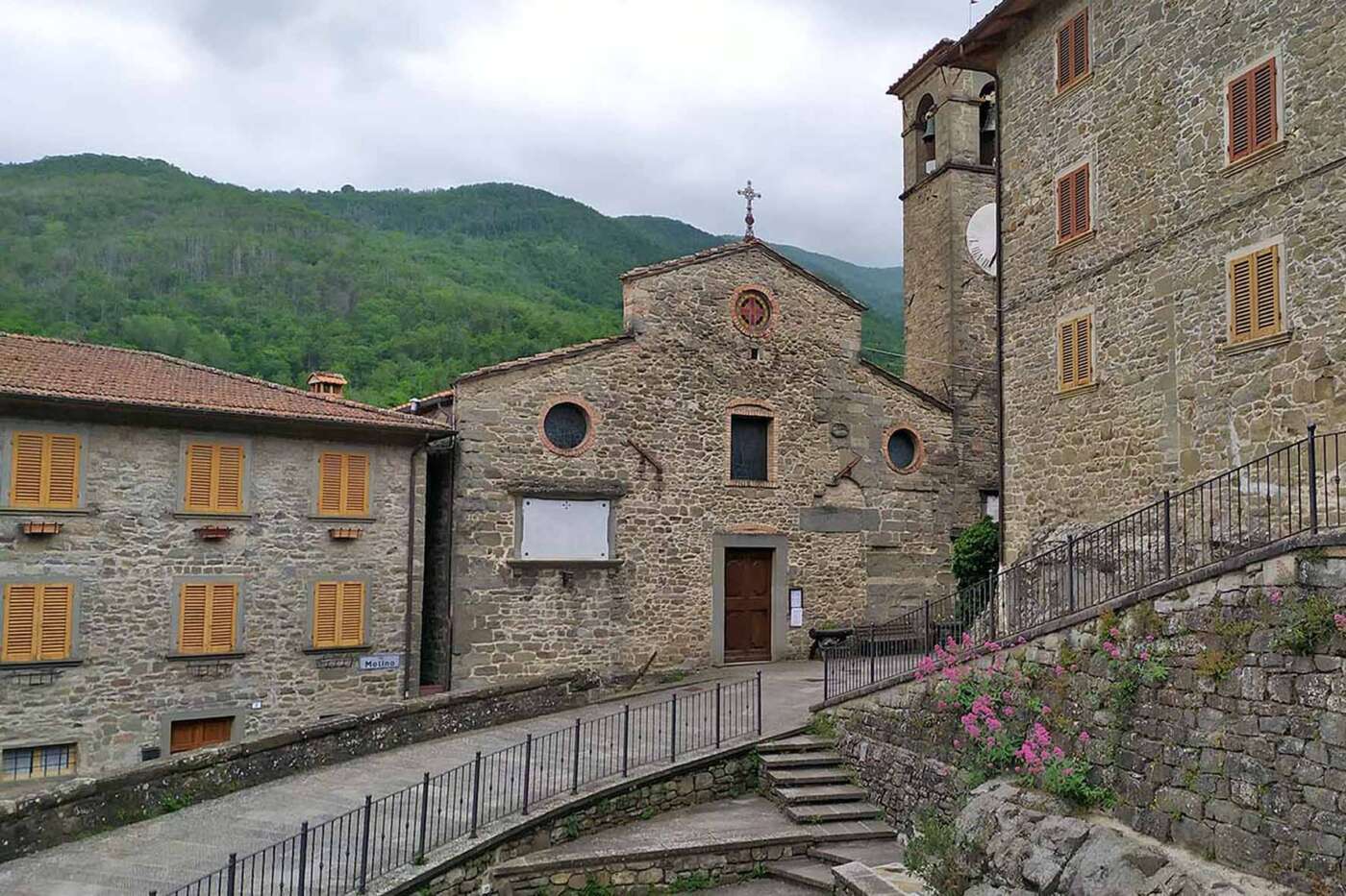 Comune di Ortignano Raggiolo - Piazza San Michele, Raggiolo (1)