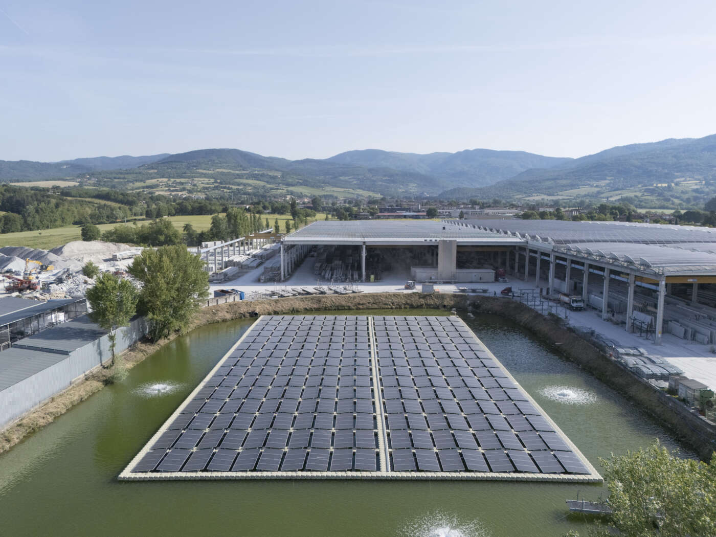 L’impianto fotovoltaico flottante realizzato sul bacino idrico interno dello stabilimento Baraclit di Bibbiena, parte degli investimenti dell’azienda nelle energie rinnovabili e nella sostenibilità