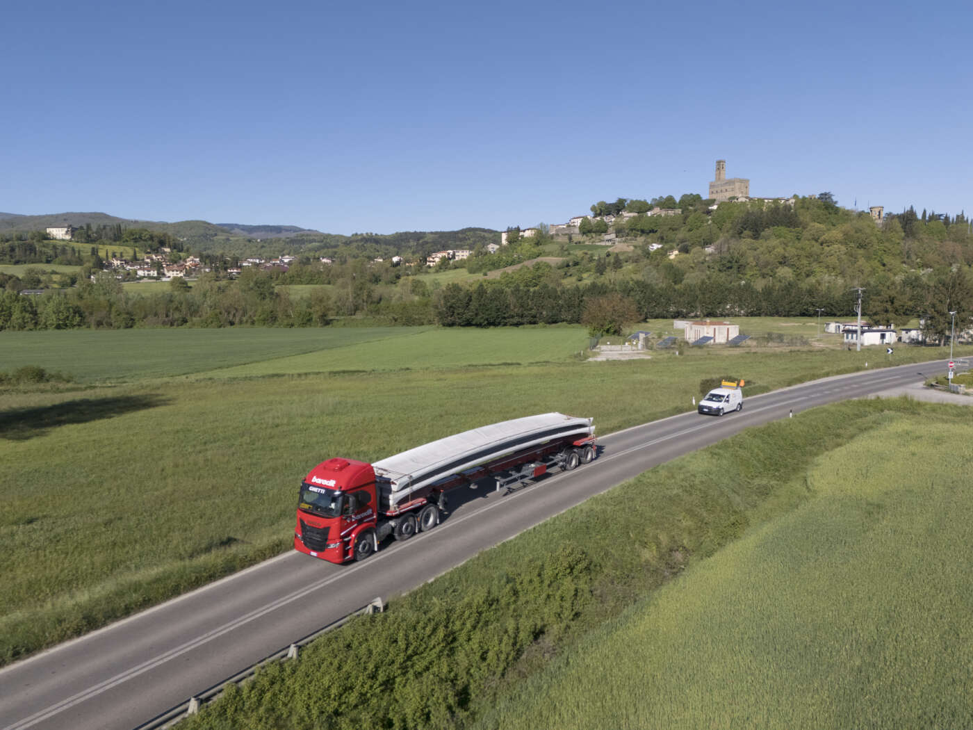 Un trasporto eccezionale Baraclit attraversa il paesaggio del Casentino diretto verso il cantiere: un’immagine che unisce produzione industriale, territorio e logistica