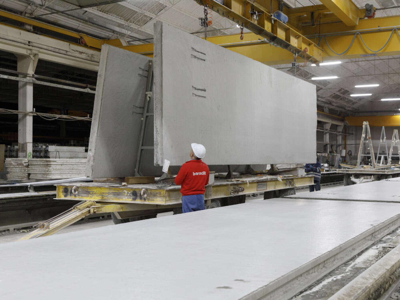 Un addetto Baraclit durante la movimentazione di un grande elemento prefabbricato nello stabilimento di Bibbiena. Persone, competenze e tecnologia sono alla base del processo produttivo dell’azienda